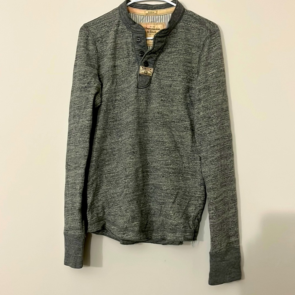Abercrombie & Fitch grey top with buttons